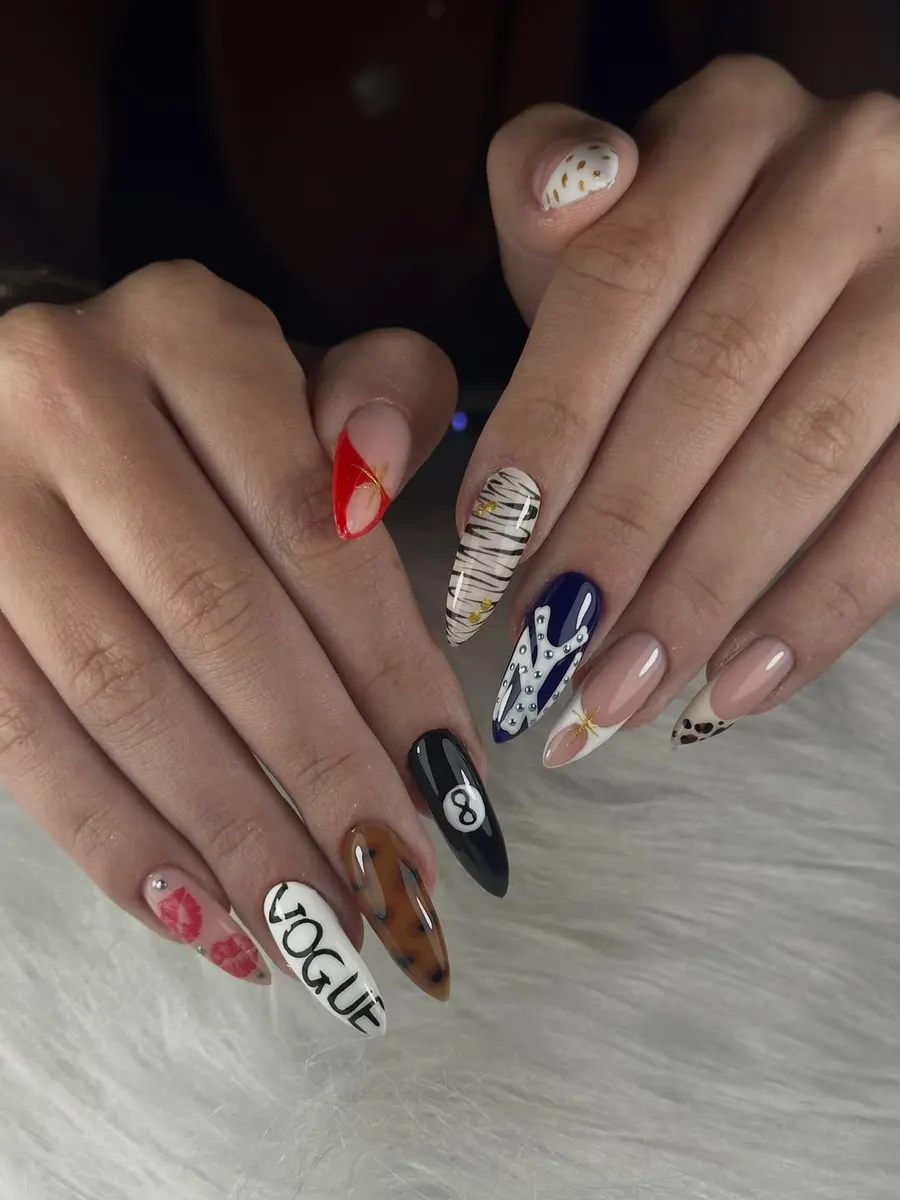 ציפורני שקד ארוכות, כל ציפורן בעיצוב אחר: VOGUE, נמר, זברה, כדור 8 ואדום